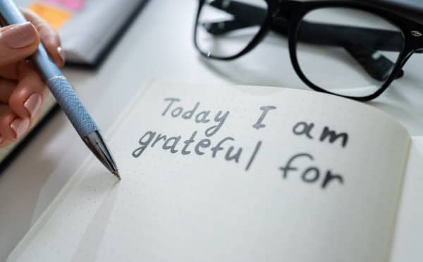 To write a gratitude journal entry, it’s simple: write down what you’re grateful for.