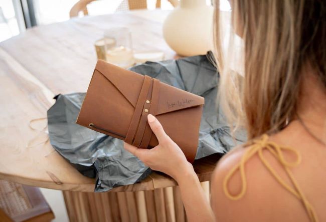 Leather journals are also a thoughtful gift for loved ones, colleagues, or family.